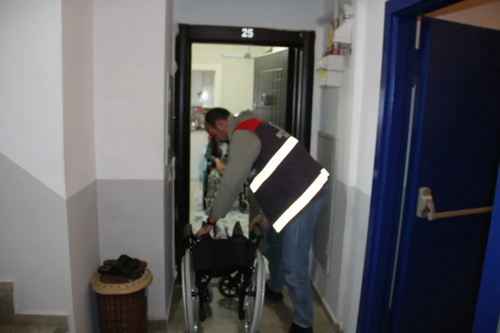 BÜYÜKŞEHİRDEN TEKERLEKLİ VE AKÜLÜ SANDALYE DESTEĞİ